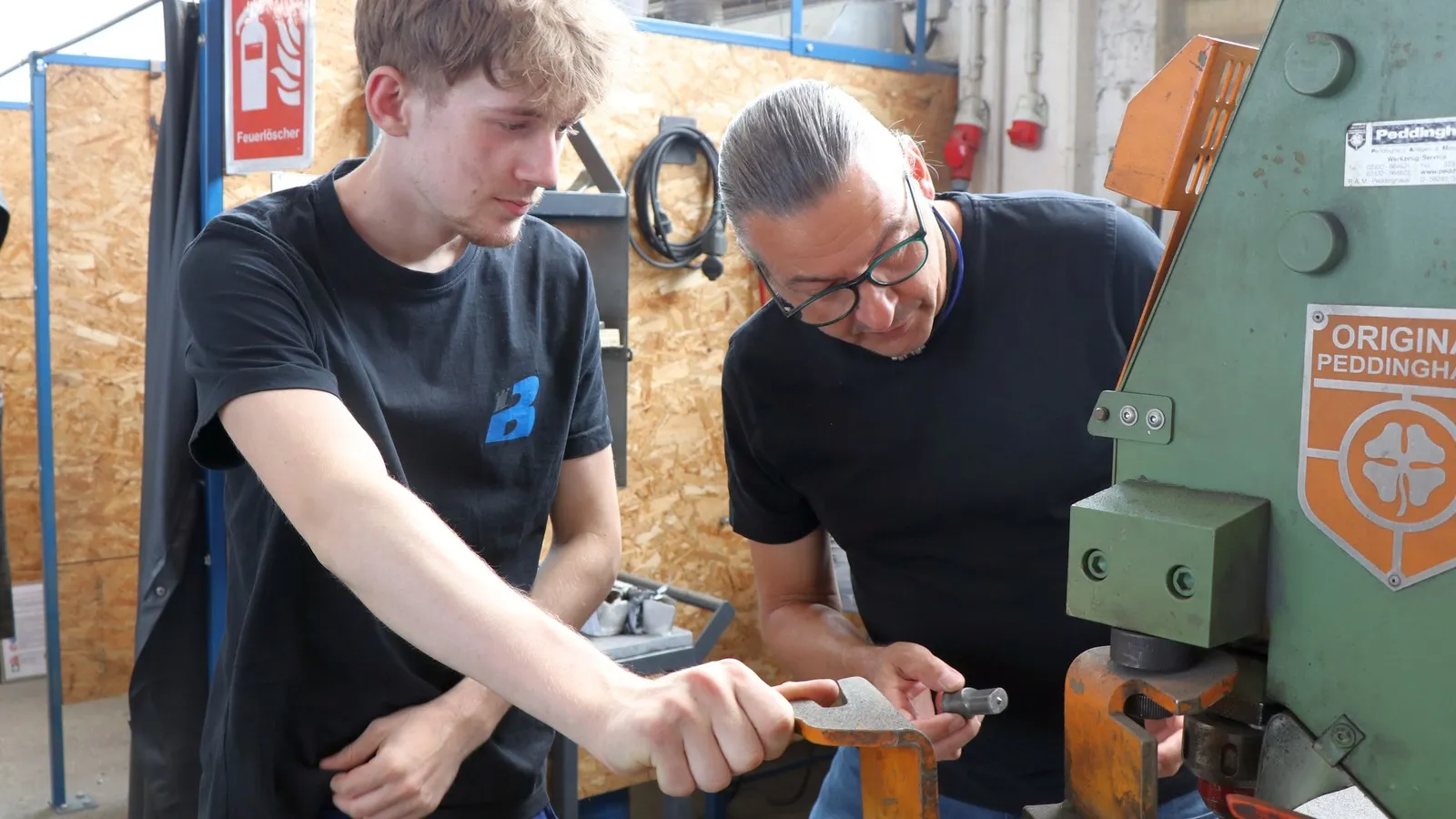 Julius Casper Wadewitz und Ausbilder Uwe Wecke von Metallbau Burckhardt