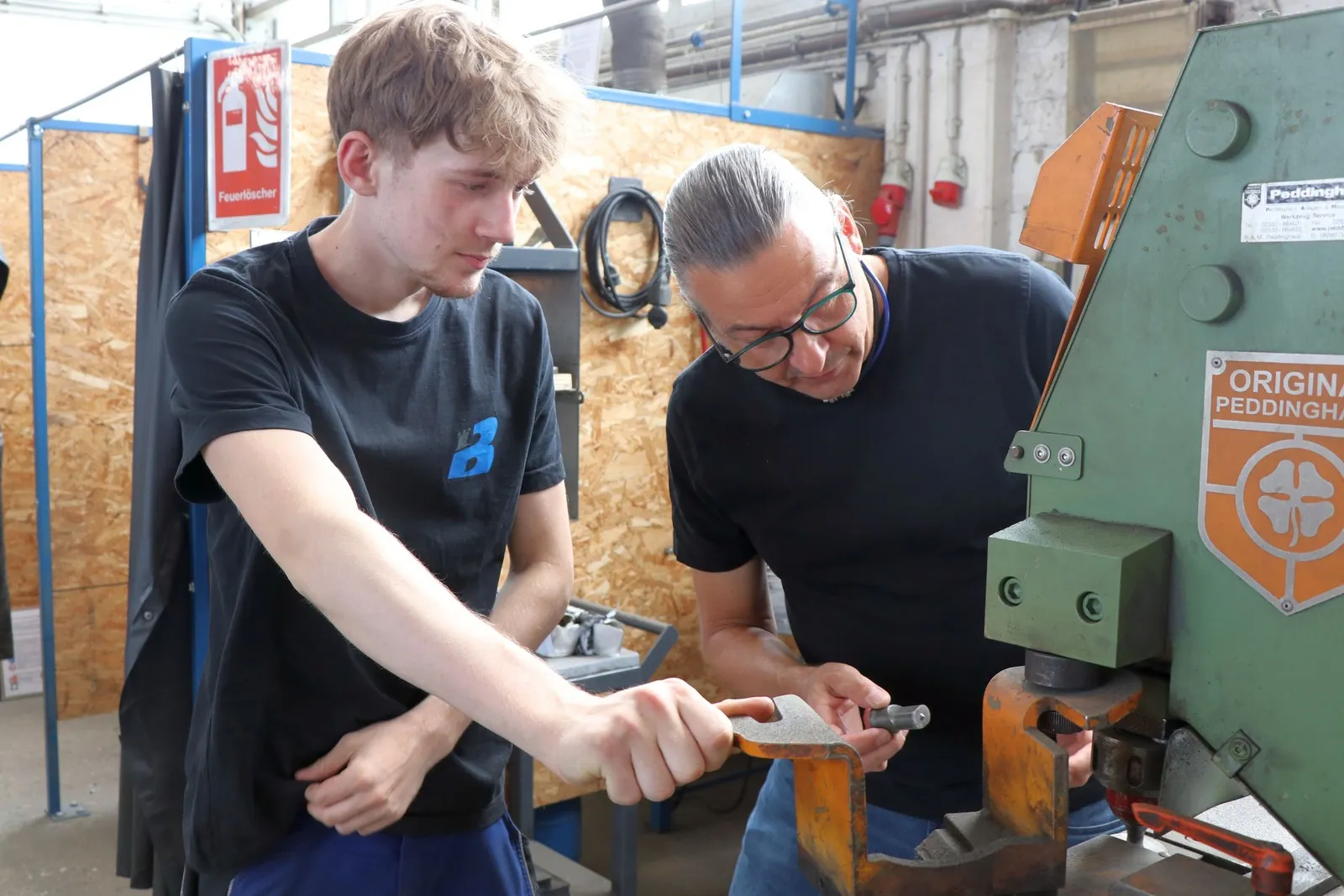 Julius Casper Wadewitz und Ausbilder Uwe Wecke von Metallbau Burckhardt