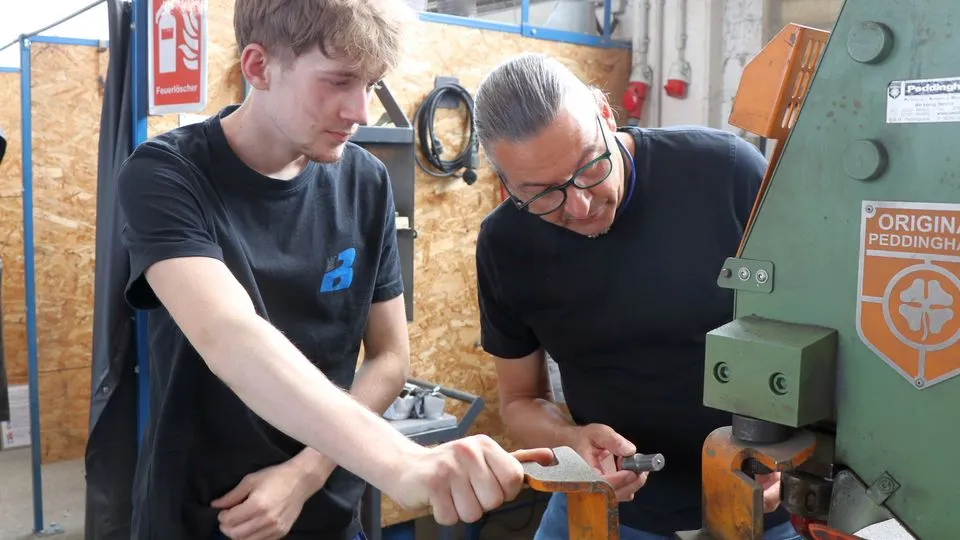 Julius Casper Wadewitz und Ausbilder Uwe Wecke von Metallbau Burckhardt