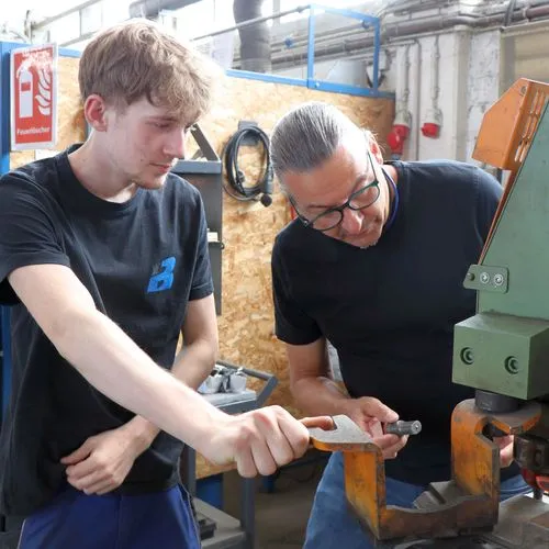 Julius Casper Wadewitz und Ausbilder Uwe Wecke von Metallbau Burckhardt