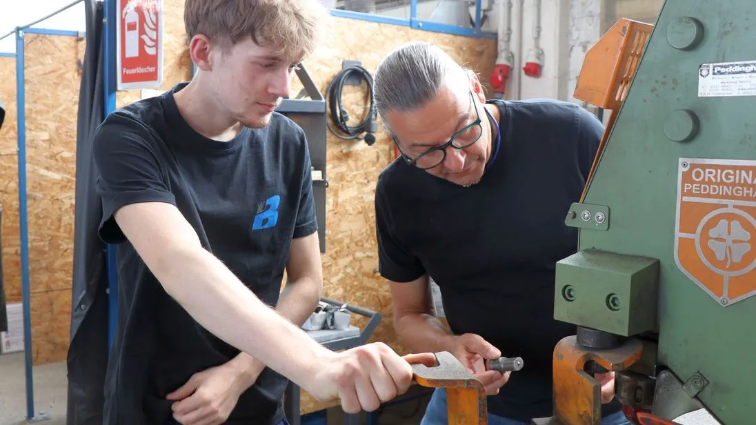 Julius Casper Wadewitz und Ausbilder Uwe Wecke von Metallbau Burckhardt