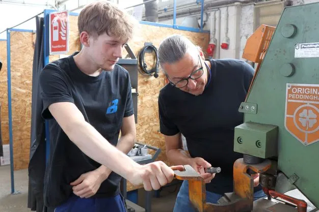 Julius Casper Wadewitz und Ausbilder Uwe Wecke von Metallbau Burckhardt