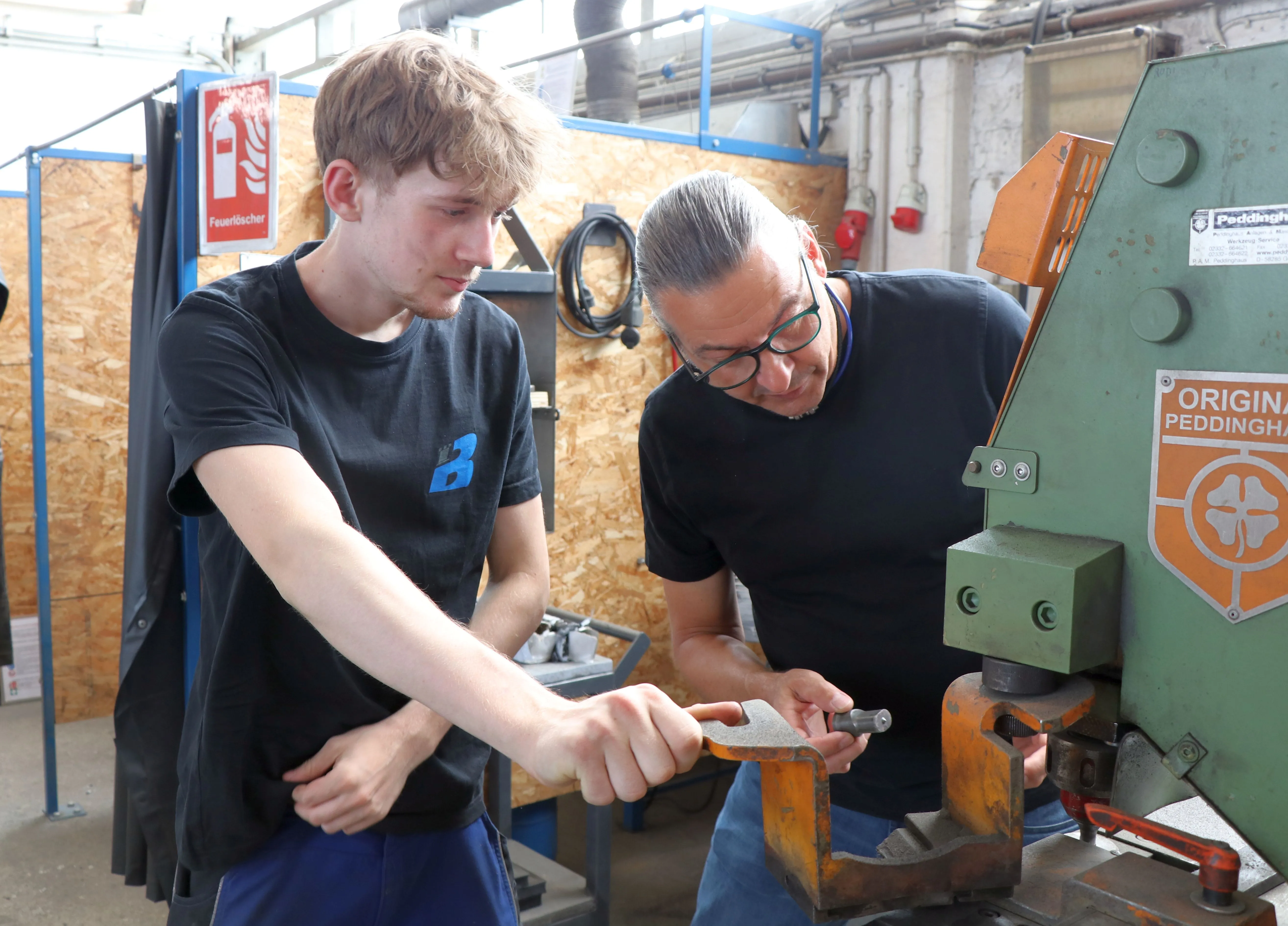 Julius Casper Wadewitz und Ausbilder Uwe Wecke von Metallbau Burckhardt