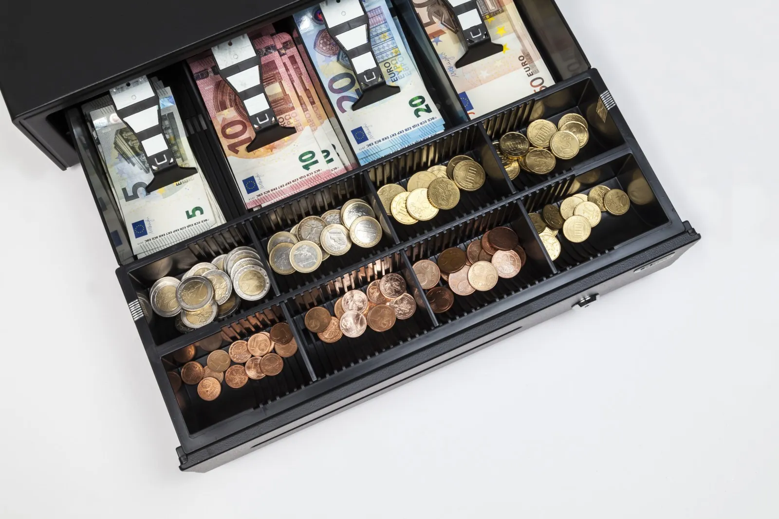 Blick in eine gefüllte Kasse mit Geld.