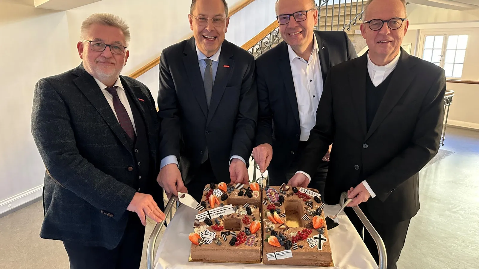 60 Jahre Besprechungskreis Handwerk und Kirche: Detlef Bade (Präsident der HWK Braunschweig), Karl-Sebastian Schulte (ZDH), Bischof Thomas Adomeit und Weihbischof Josef Holtkotte schneiden gemeinsam die Torte an.