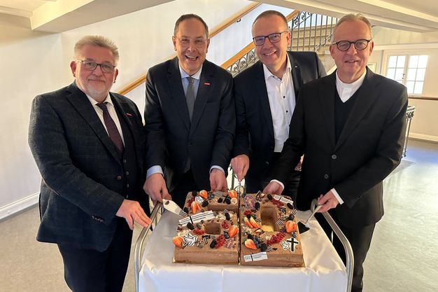 60 Jahre Besprechungskreis Handwerk und Kirche: Detlef Bade (Präsident der HWK Braunschweig), Karl-Sebastian Schulte (ZDH), Bischof Thomas Adomeit und Weihbischof Josef Holtkotte schneiden gemeinsam die Torte an.