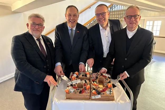 60 Jahre Besprechungskreis Handwerk und Kirche: Detlef Bade (Präsident der HWK Braunschweig), Karl-Sebastian Schulte (ZDH), Bischof Thomas Adomeit und Weihbischof Josef Holtkotte schneiden gemeinsam die Torte an.