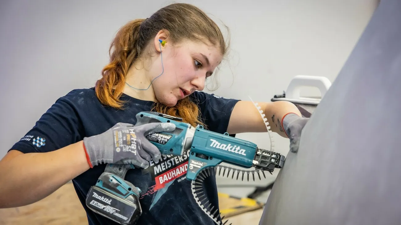 Foto von Leya Jungermann bei der Stuckateur-Arbeit mit dem Akkuschrauber.
