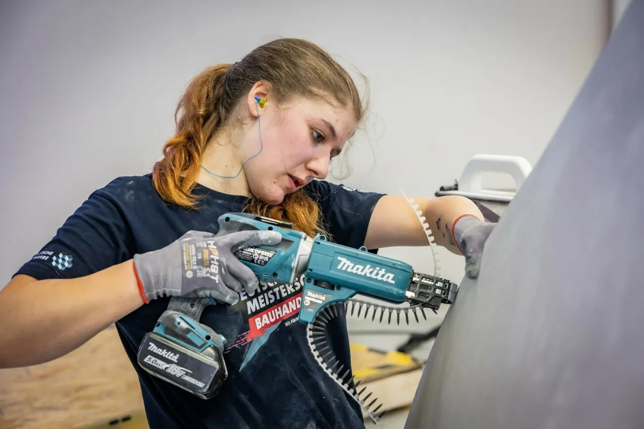 Foto von Leya Jungermann bei der Stuckateur-Arbeit mit dem Akkuschrauber.