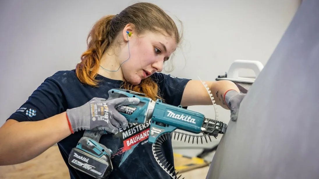 Deutsche Meisterschaft Bauhandwerk 2025 in Feuchtwangen: Leya Jungermann bei der Stuckateur-Arbeit mit dem Akkuschrauber.