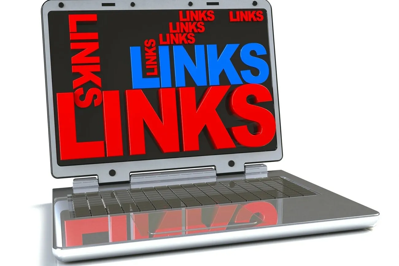 Ein illustrierter Laptop mit dem Wort "Links" in rot und blau quer und wirr auf dem Display verteilt.