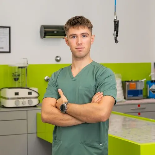 Der Bestatter Luis Bauer steht in einem Versorgungsraum des Bestattungsunternehmens. Hinter ihm ist ein leerer Tisch zu sehen.