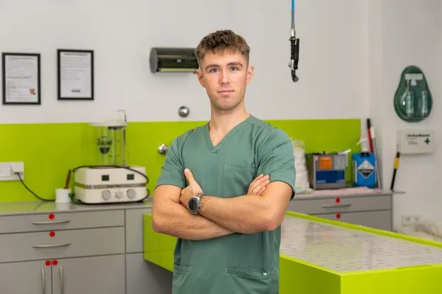 Der Bestatter Luis Bauer steht in einem Versorgungsraum des Bestattungsunternehmens. Hinter ihm ist ein leerer Tisch zu sehen.