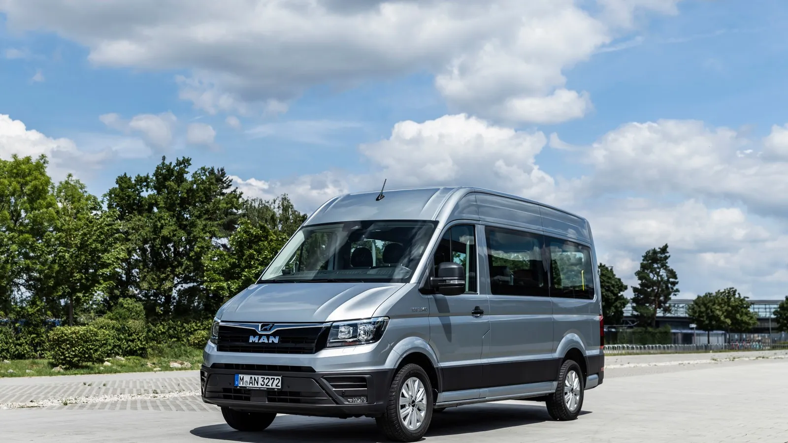 Grauer Combi Van von MAN
