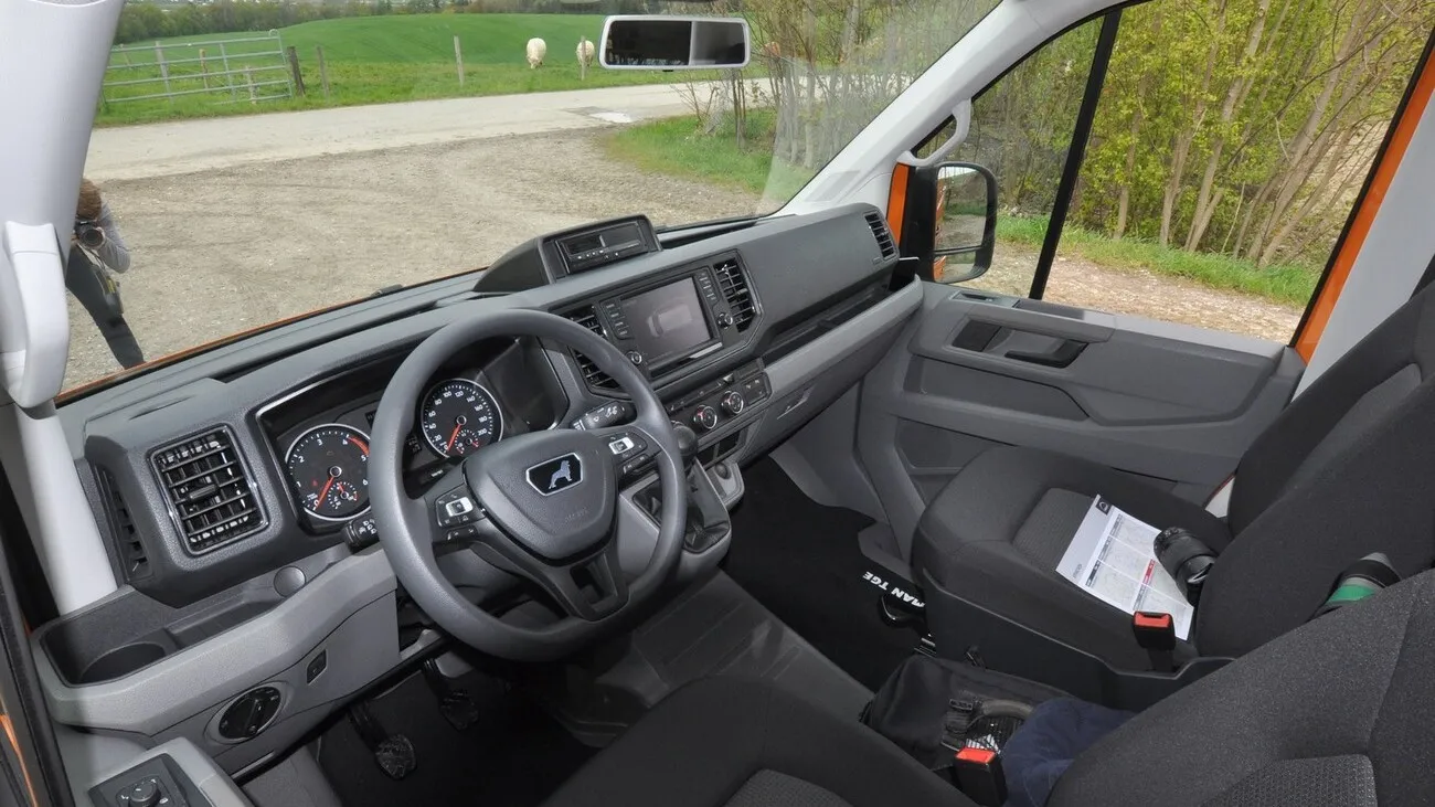 Das Innere des neuen MAN TGE Transporters, mit Blick auf das Cockpit.