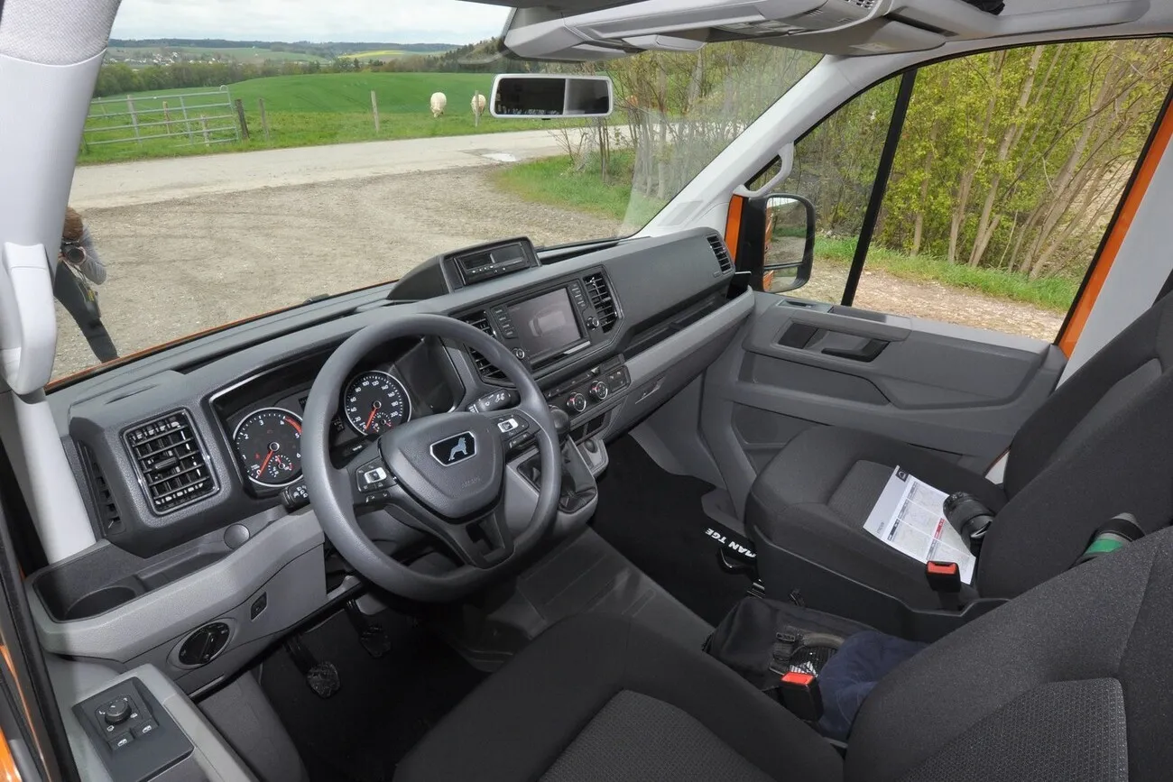 Das Innere des neuen MAN TGE Transporters, mit Blick auf das Cockpit.