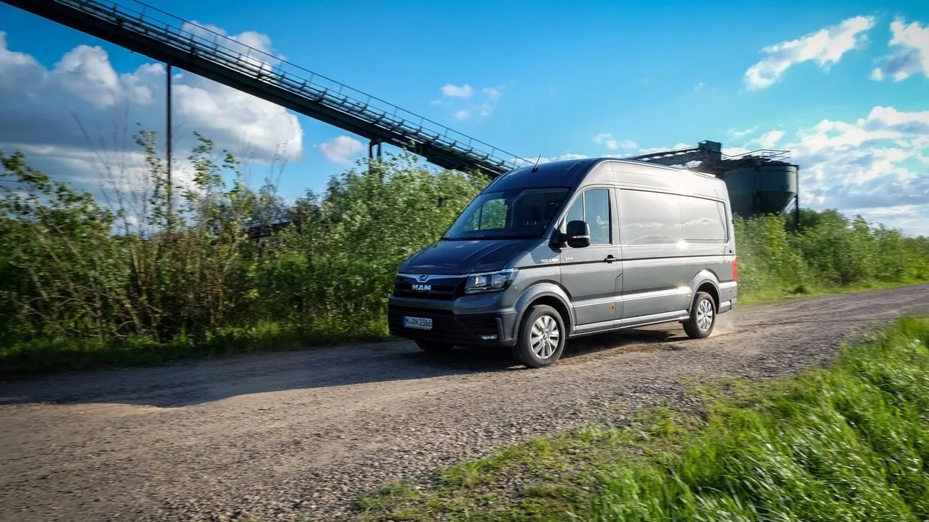 Der MAN TGE 3180 4x4 seitlich von vorne.