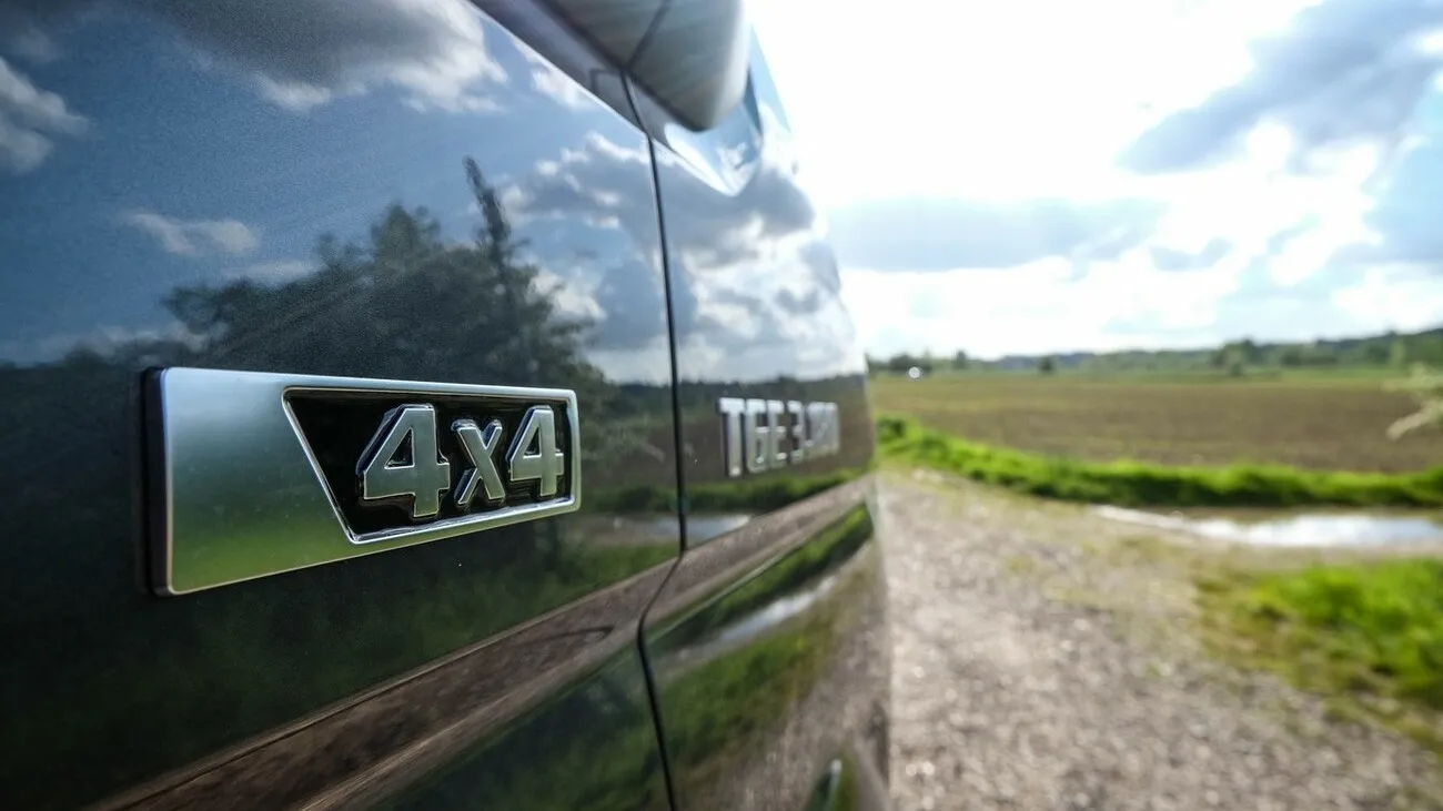 Nahaufnahme der Beschriftung "4x4" an der Fahrzeugseite des MAN TGE 3180 4x4.