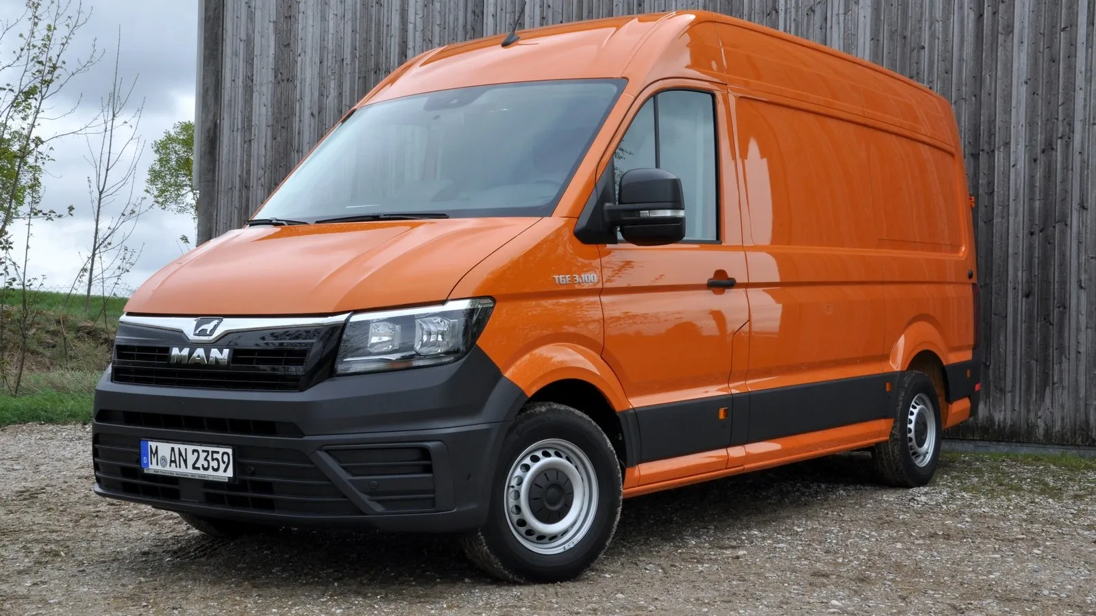 Der neue MAN TGE Transporter in der Farbe orange.
