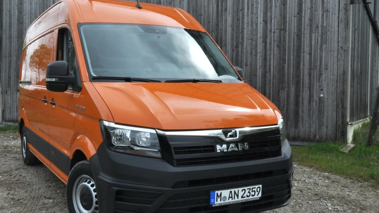 Frontansicht: Der orangefarbene MAN TGE Transporter von vorne.