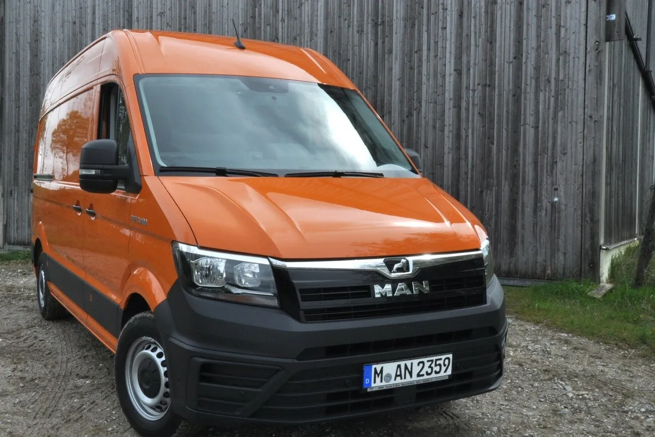 Frontansicht: Der orangefarbene MAN TGE Transporter von vorne.