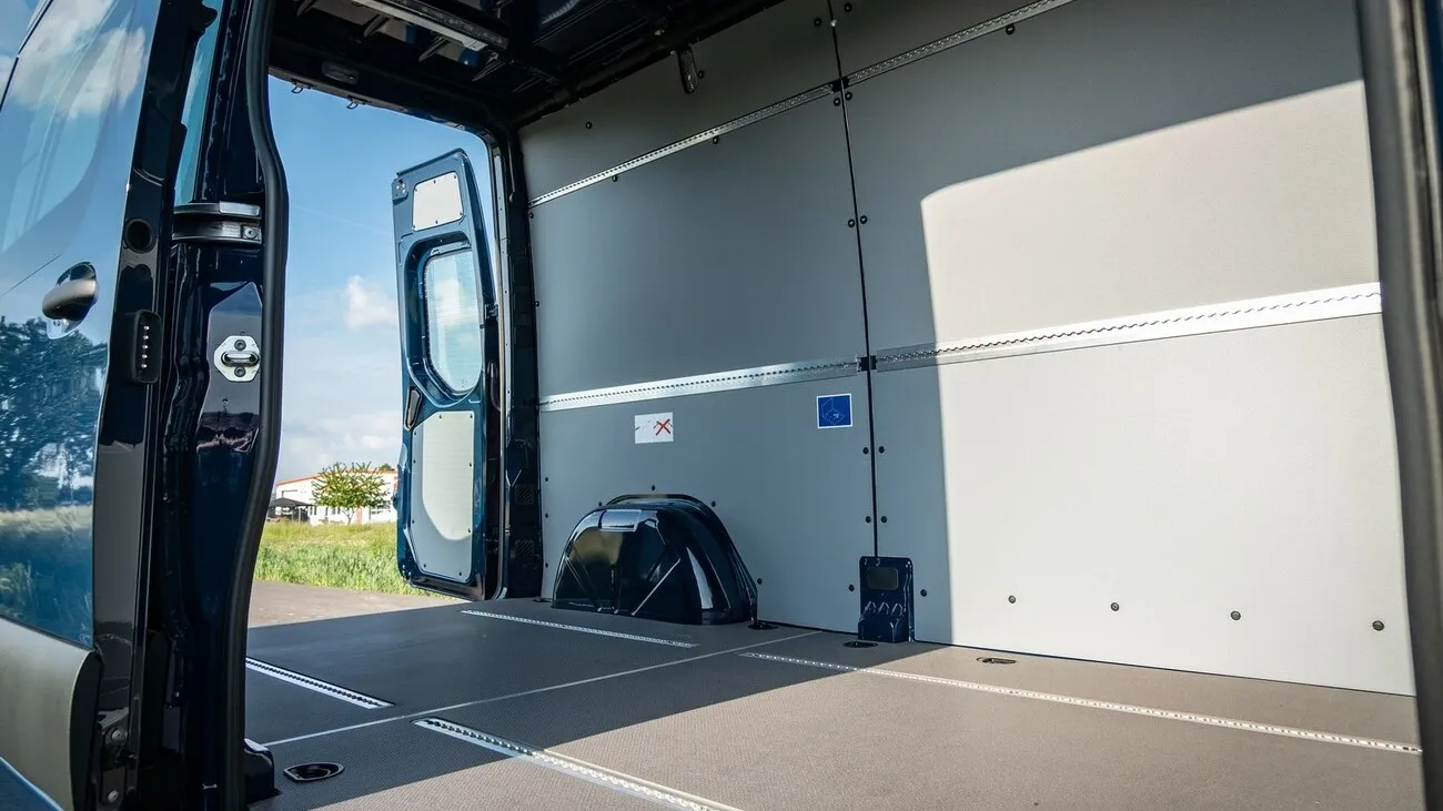 Innenansicht des Mercedes Benz Sprinters zeigt die Ladefläche des Transporters.
