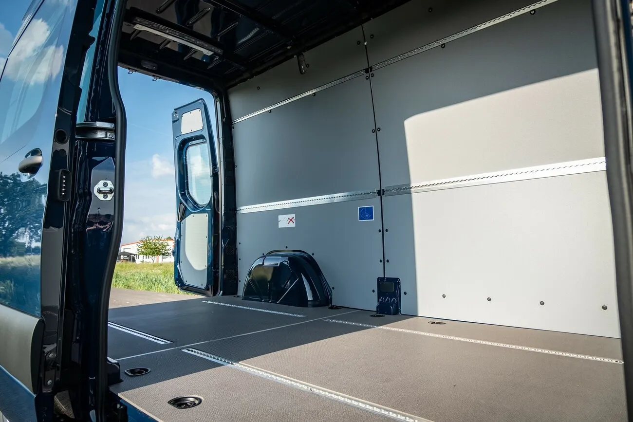 Innenansicht des Mercedes Benz Sprinters zeigt die Ladefläche des Transporters.