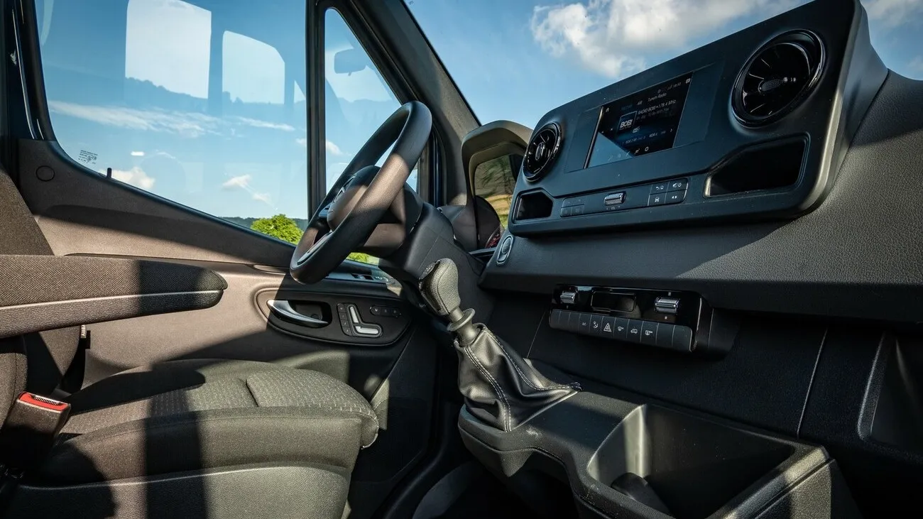 Innenansicht des Mercedes Benz Sprinters zeigt das Cockpit aus Beifahrerperspektive.