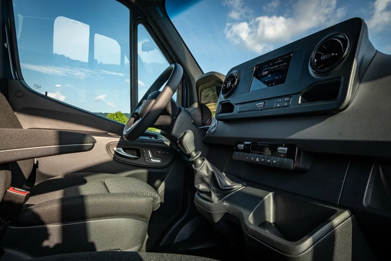 Innenansicht des Mercedes Benz Sprinters zeigt das Cockpit aus Beifahrerperspektive.