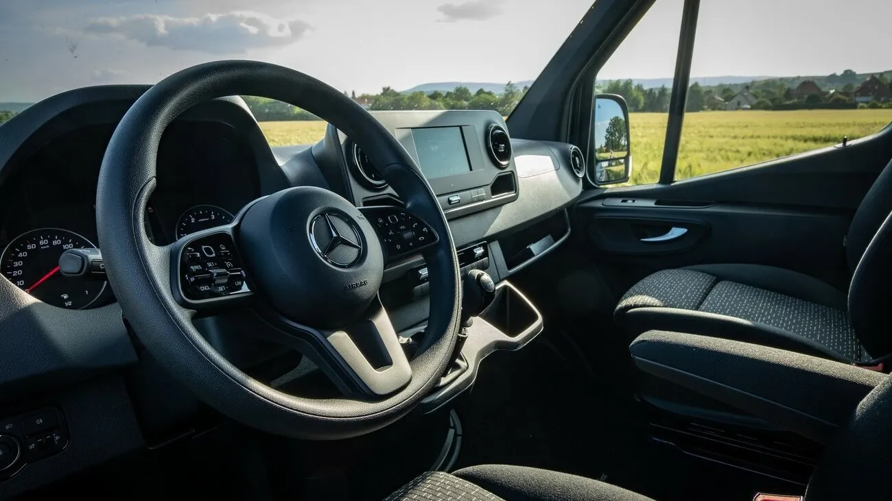 Innenansicht des Mercedes Benz Sprinters zeigt das Cockpit aus Fahrerperspektive.