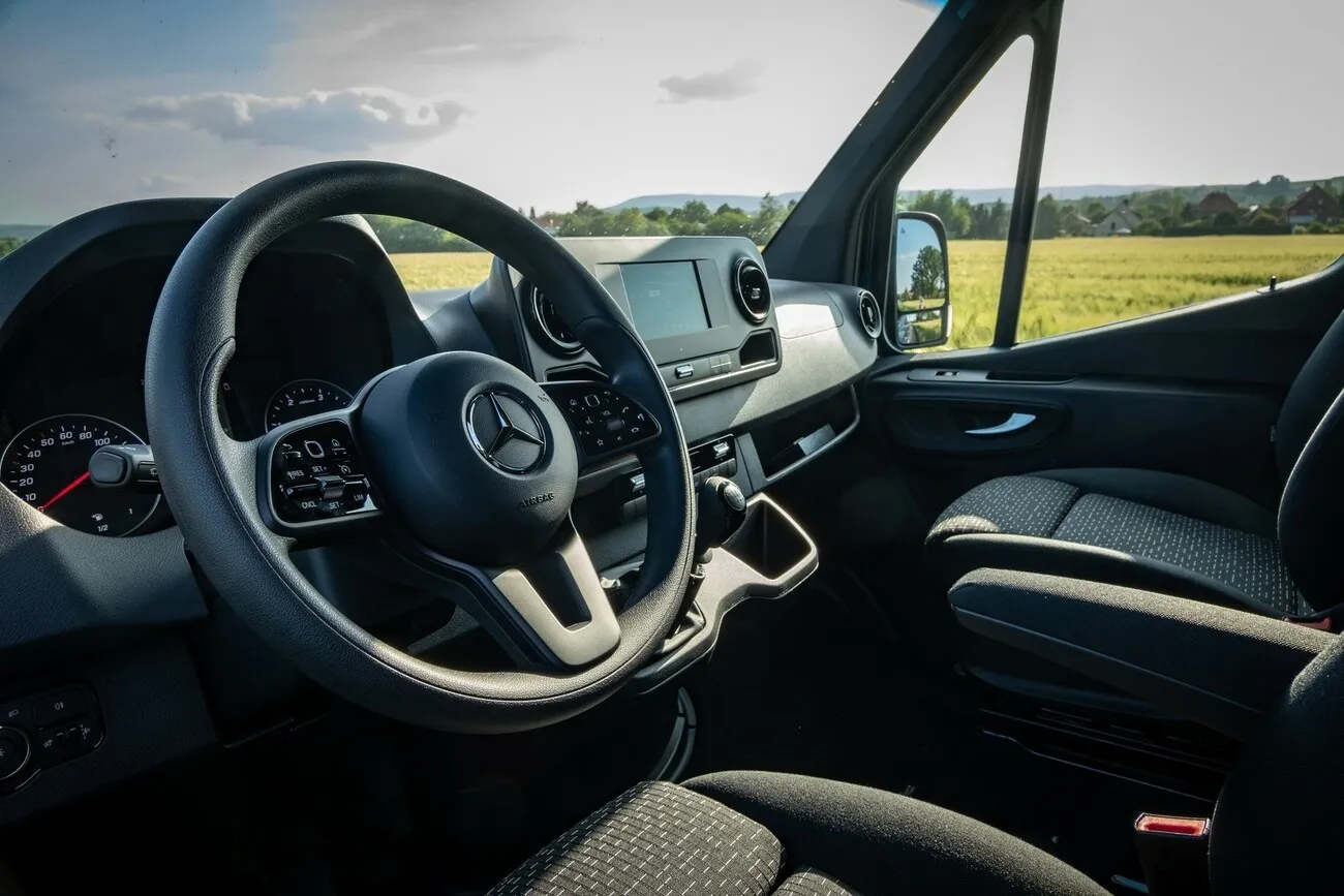 Innenansicht des Mercedes Benz Sprinters zeigt das Cockpit aus Fahrerperspektive.