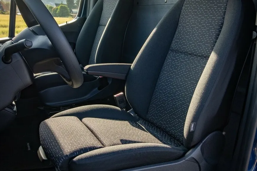 Innenansicht des Mercedes Benz Sprinters zeigt die vorderen Sitze von der Fahrerseite aus.