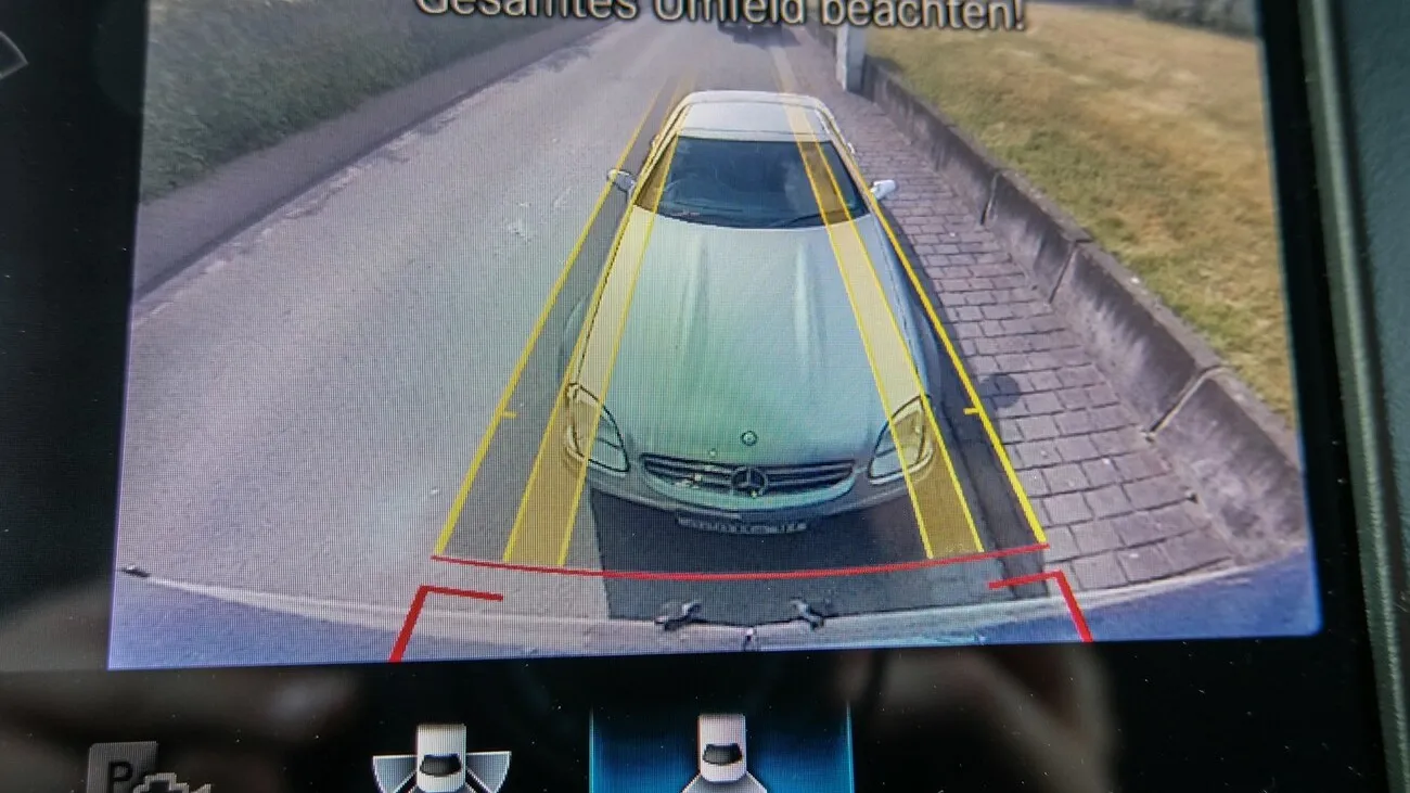 Ein Blick durch die Rückfahrkamera des Mercedes Benz Sprinters.