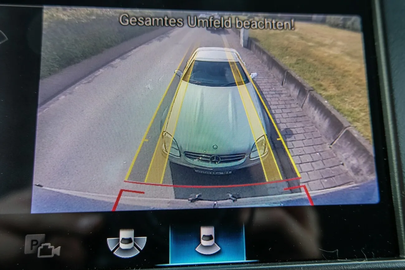Ein Blick durch die Rückfahrkamera des Mercedes Benz Sprinters.