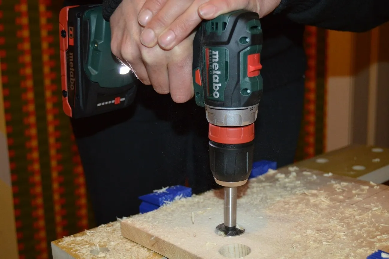 Der Metabo Akkuschrauber wird an einer Holzoberfläche getestet.
