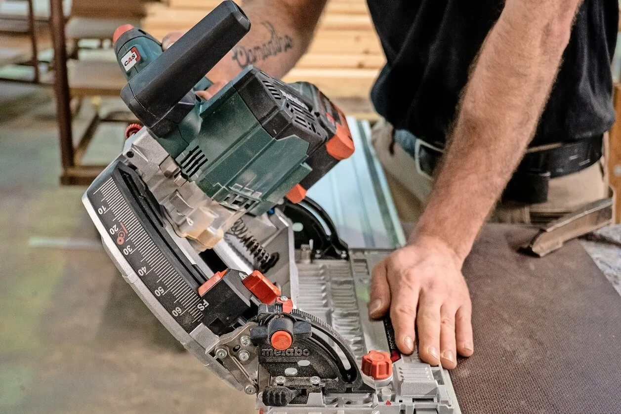 Ausschnitt von einem Mann, der die Metabo Tauchsäge KT 18 LTX 66 BL testet.