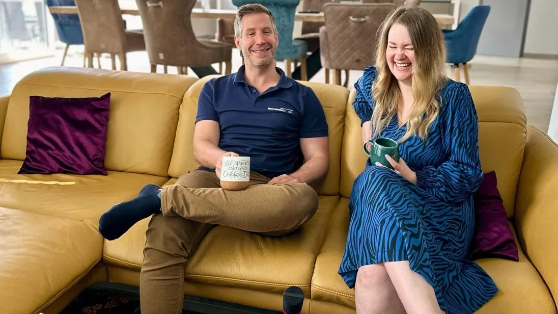 Eine vergnügte halbe Stunde: Sascha Mewes-Herzog und seine Frau Sarah nehmen eine neue Folge ihres Podcasts „Abenteuer Metall“ auf.