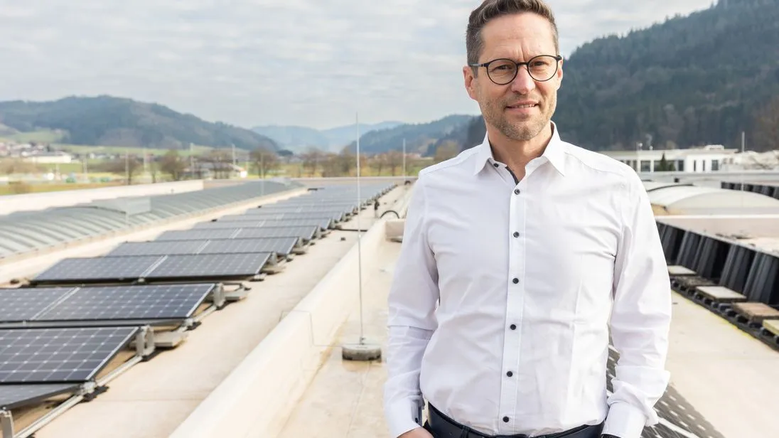 Auf dem Dach der Schreinerei: Photovoltaik ist nur eine Säule der energetischen Optimierung im Unternehmen.