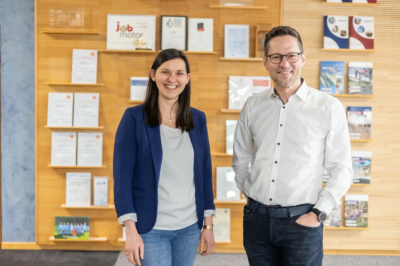 Sarah Griesbaum und Florian Wölfle leiten das Unternehmen. Im Hintergrund präsentiert das Unternehmen seine Auszeichnungen.
