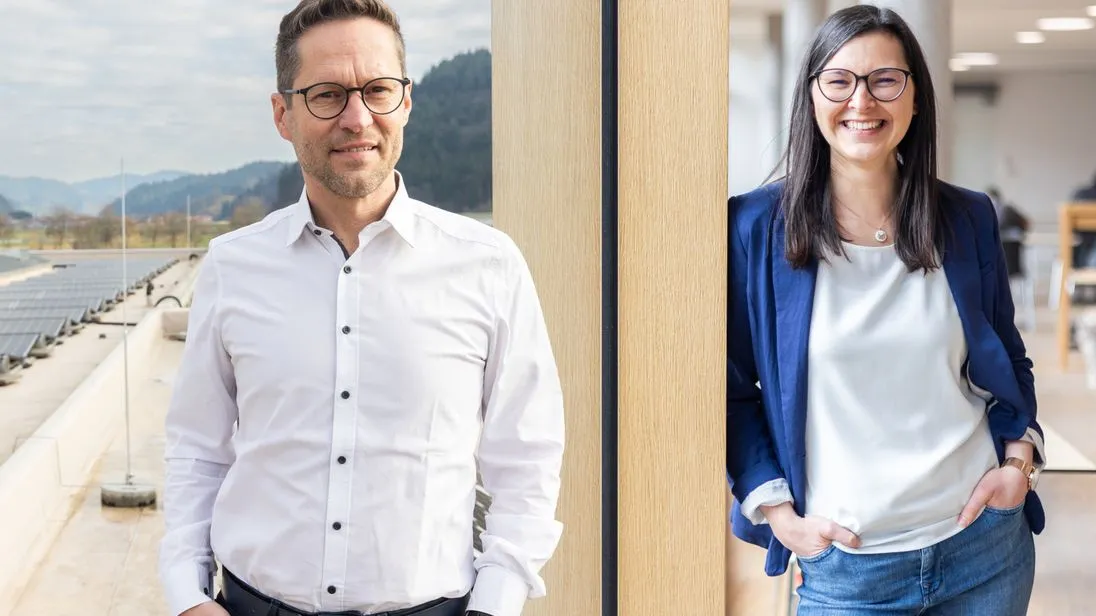 Haben sich der Nachhaltigkeit verschrieben: Florian Wölfle und Sarah Griesbaum von der Schreinerei Moser GmbH.