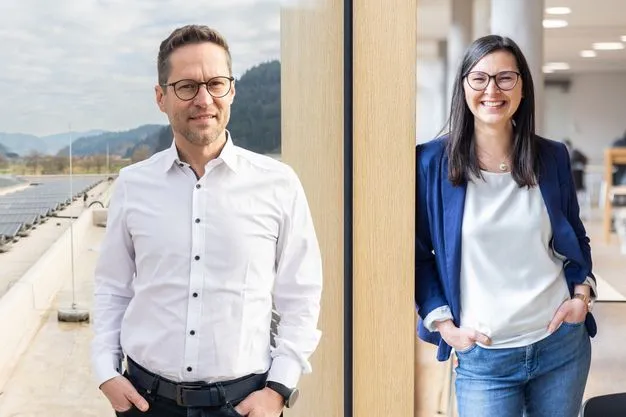 Haben sich der Nachhaltigkeit verschrieben: Florian Wölfle und Sarah Griesbaum von der Schreinerei Moser GmbH.