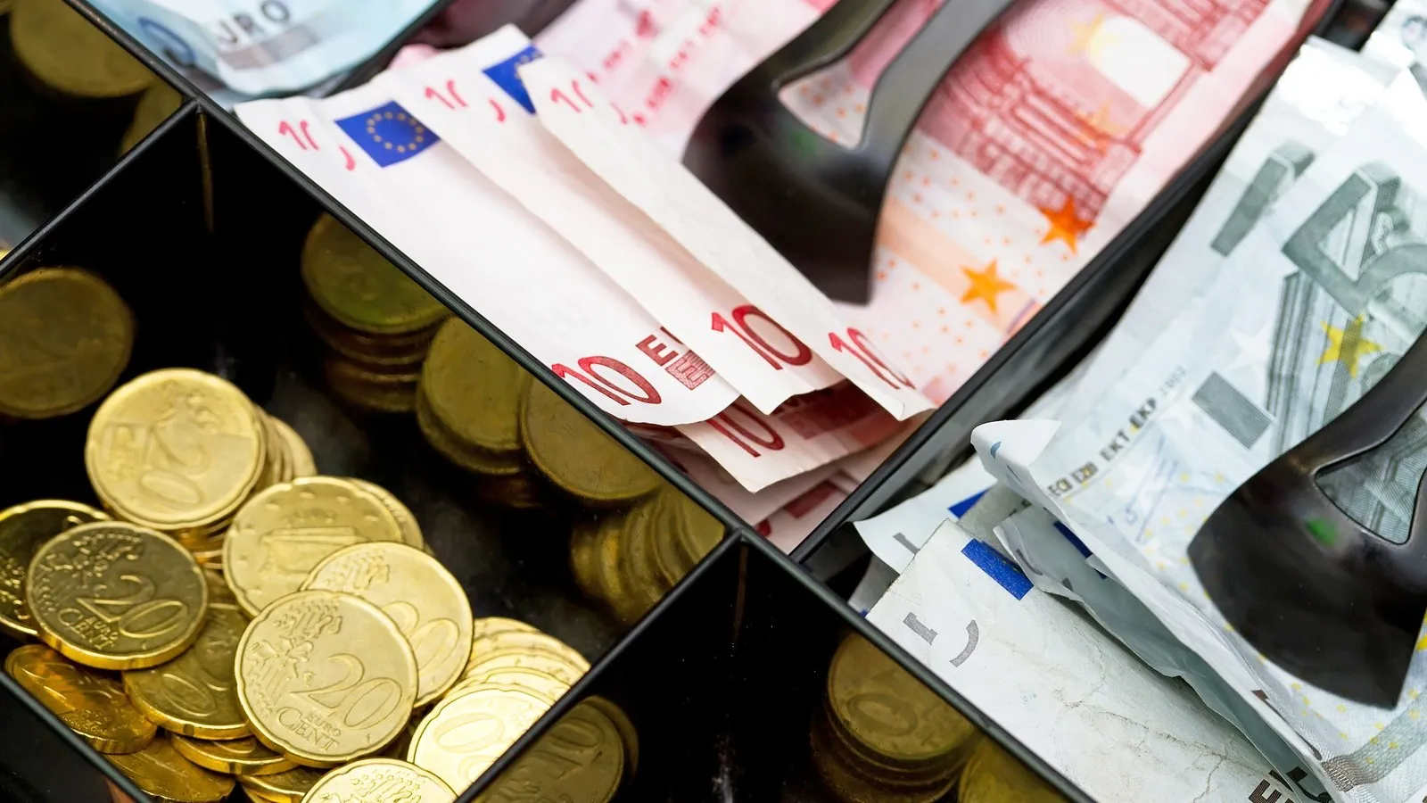 Kasse mit Euro-scheinen und Münzen.