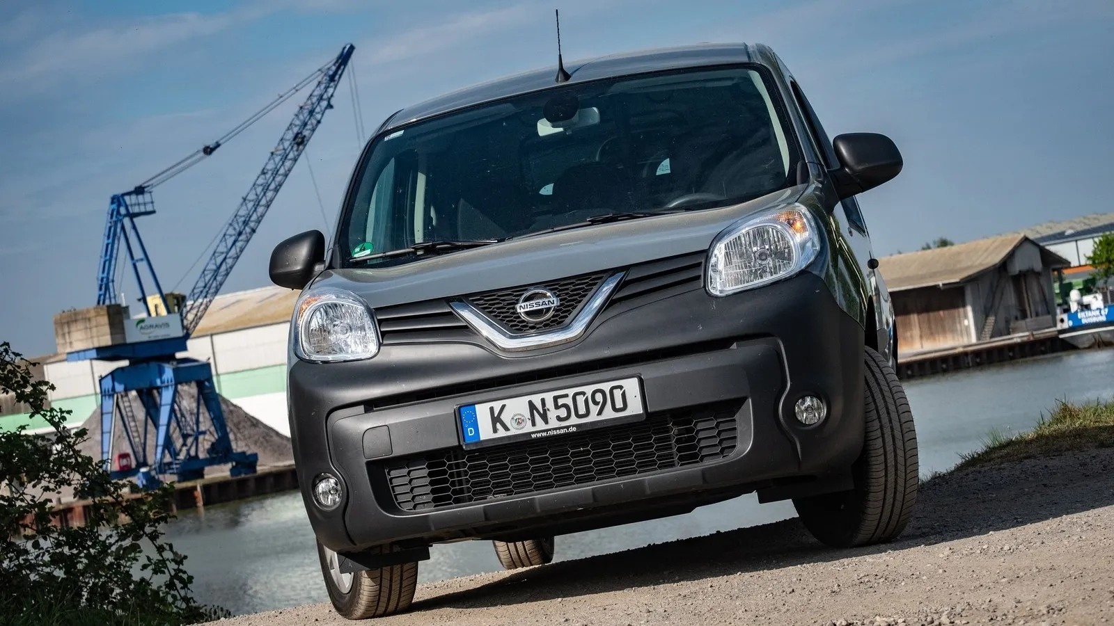 Der schwarz-graue Nissan NV250 in der Frontansicht.