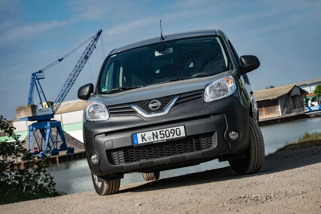 Der grau-schwarze Nissan NV250, ein Kastenwagen, in der Frontansicht.