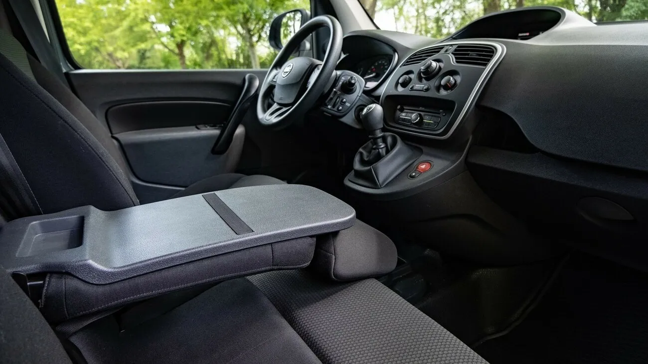 Innenansicht des schwarzen Vorderbereichs des Nissan NV250 aus Beifahrerperspektive.