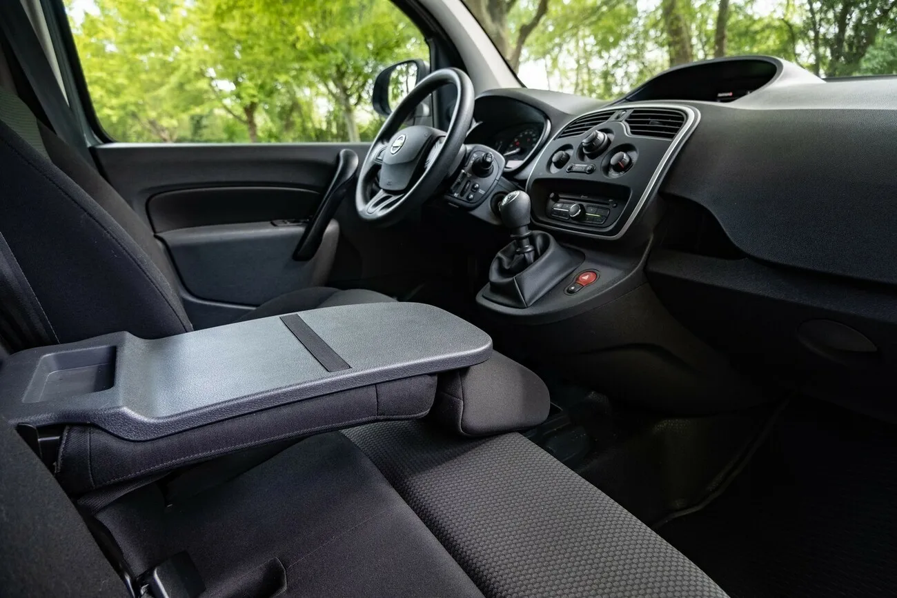 Innenansicht des schwarzen Vorderbereichs des Nissan NV250 aus Beifahrerperspektive.