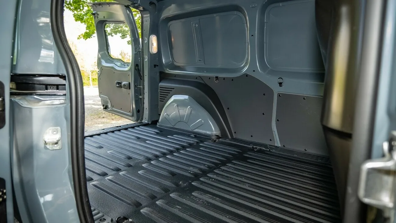 Seitliche Ansicht mit Blick auf die Ladefläche des Nissan NV250.