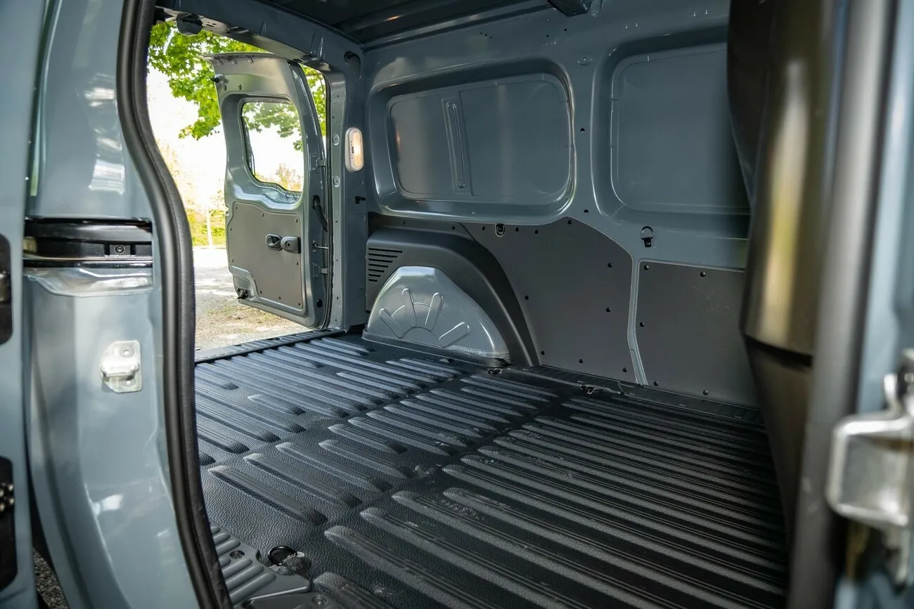 Seitliche Ansicht mit Blick auf die Ladefläche des Nissan NV250.