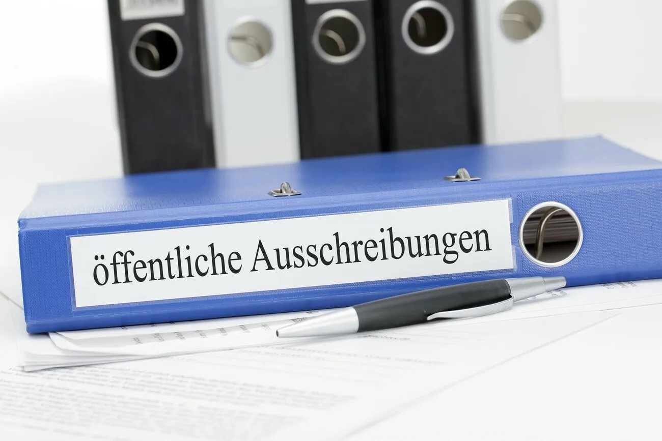 Ordner mit der Aufschrift öffentliche Ausschreibungen
