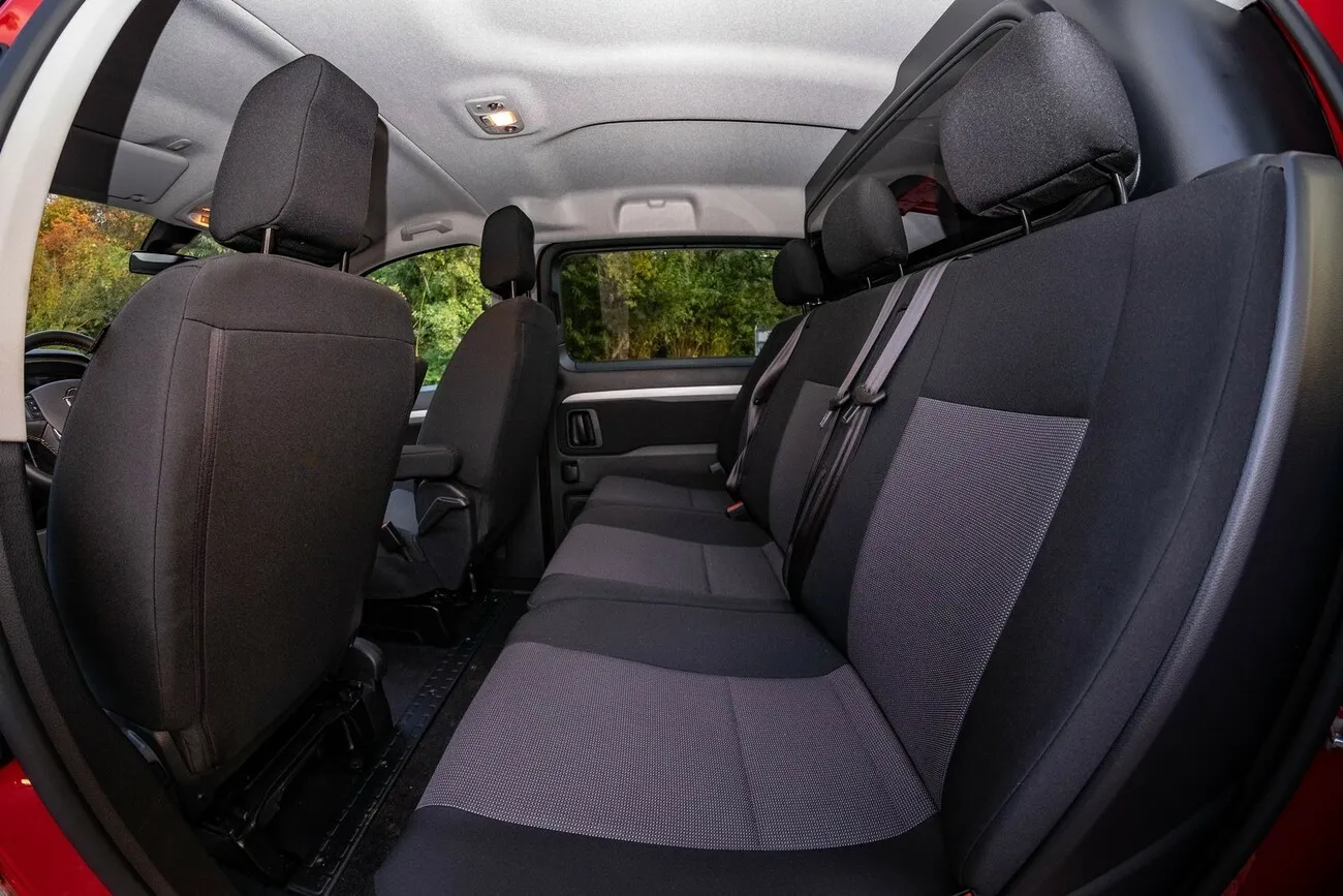 Die Hinterbank des Opel Vivaro Doka.